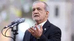 Presiden Iran, Mahmoud Pezeshkian berpidato di podium pada 31 Januari 2026.