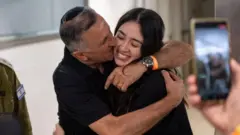 Noa Argamani akimkumbatia babake Yakov Argamani