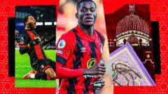 Image composite de trois photos sur fond rouge avec des motifs de style islamique, montrant Dango Ouattara en tenue rouge et noire de Bournemouth célébrant en glissant sur ses genoux (à gauche), faisant un jogging au milieu du match (au centre) et un minaret de style textile surmonté d'un Coran violet et or et de perles (à droite).