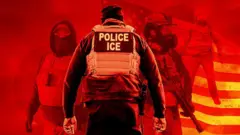 pripadnici službe ICE u americi, dvojica nose maske preko lica, u pozadini je američka zastava