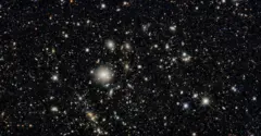 Uma foto do espaço repleto de galáxias, estrelas e asteroides.