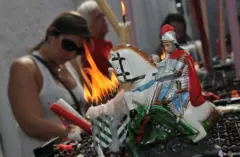 Fiéis na igreja de São Jorge, no Rio de Janeiro, durante comemorações pelo dia do santo padroeiro da cidade, em 23 de abril de 2012.