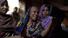 "Nous ne savions pas si ma mère était vivante ou morte" : la BBC réunit une femme âgée avec sa famille lors d'un bref appel vidéo après des mois sans contact