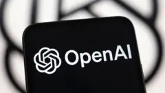ChatGPT: o que se sabe sobre morte de ex-funcionário que denunciou más práticas 2 Uma tela de tablet onde se vê o logotipo em preto e branco da empresa OpenAI, dona do chatbot ChatGPT