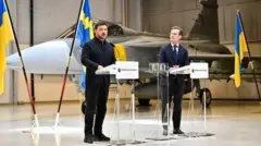 Украина Президенти Володимир Зеленский ва Швеция Бош вазири Улф Кристерссон ҳарбий қирувчи самолёт олдида