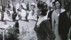 A cantora suíça Lys Assia durante apresentação no Eurovision Song Contest em Lugano, na Suiça