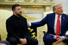 الرئيس الأمريكي دونالد ترامب (يمين) يلتقي الرئيس الأوكراني فولوديمير زيلينسكي في المكتب البيضاوي بالبيت الأبيض في واشنطن العاصمة، الولايات المتحدة الأمريكية، 18 أغسطس 2025.