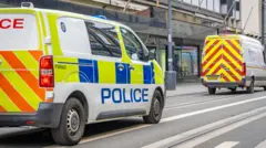 Carros da polícia britânica em uma rua