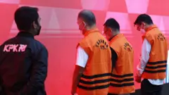 Direktur Utama Mitra Energi Persada (MEP) sekaligus Tim Penasihat PT Primalayan Teknologi Persada (PTP) Ivo Wongkaren (kedua kiri), Tim Penasihat PT PTP Roni Ramdani (kedua kanan), dan General Manager PT PTP sekaligus Direktur PT Envio Global Persada (EGP) Richard Cahyanto (kanan) berdiri ruang konferensi pers usai menjalani pemeriksaan, di Gedung Merah Putih KPK, Jakarta, Rabu (23/8/2023). 