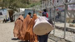 پاکستان میں غیر قانونی طور پر مقیم افغان پناہ گزینوں کی بیدخلی کی ڈیڈ لائن ختم، پشاور کے تاجروں کی تشویش