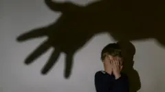 дитину лякає рука