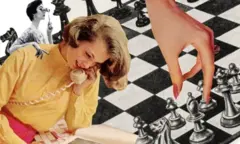 Uma ilustração de uma mulher ao telefone. Ao lado dela há uma mesa de xadrez com uma mão manuseando as peças