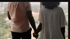 Aworan tọkọ-taya ti wọn di ara wọn lọwọ mu