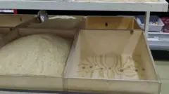 Фрунзе супермаркетинде кум шекердин үкөктөрү бош турат