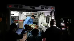 کاربران تصاویر و ویدیوهای دلخراشی از آتش و آوار بر جای‌مانده٬ لحظه انتقال اجساد بر روی تخته‌ها و تکه‌ها و مادرانی که در سوگ عزیزان‌شان اشک می‌ریزند را بازنشر کرده‌اند