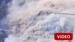 சீனாவில் புதிய பாலம் பாதியளவு இடிந்த தருணம்