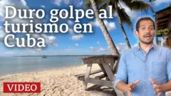 Jorge Pérez en primer plano, con cabello corto y camisa azul, con un fondo de playa cubana con palmeras