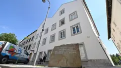 Uma lápide comemorativa ergue-se em frente à casa onde nasceu o antigo ditador alemão Adolf Hitler, agora transformada em delegacia de polícia, em Braunau am Inn.