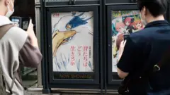 Cartaz de 'How Do You Live' do lado de fora de um cinema japonês