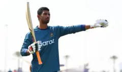 টেস্ট ক্রিকেটে মাহমুদুল্লাহ আট বছর কোনও সেঞ্চুরি না করেও টিকেছিলেন বাংলাদেশের টেস্ট দলে। 