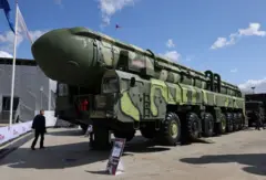 Um míssil russo sobre um veículo de lançamento em uma feira de armas em Moscou