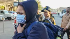 બીબીસી ગુજરાતી, અમેરિકા, યુએસ, યુએસએ, વિઝા, ગ્રીનકાર્ડ, ડિપૉર્ટ, ડિપૉર્ટેશન, ટ્રમ્પ, ડોનાલ્ડ ટ્રમ્પ, નરેન્દ્ર મોદી, વડા પ્રધાન, ભારત, અમૃતસર, અમદાવાદ, એરપોર્ટ, ગુજરાત, ગુજરાતી, ન્યૂઝ, સમાચાર