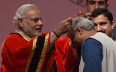 সম্পর্ক যখন অন্য রকম ছিল : মুম্বাইতে ভারতের বিজ্ঞান কংগ্রেসের উদ্বোধনে মুহাম্মদ ইউনূসকে বরণ করছেন প্রধানমন্ত্রী নরেন্দ্র মোদী। জানুয়ারি, ২০১৫ 