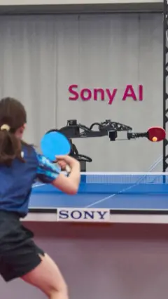 Devojčica i robot igraju stoni tenis