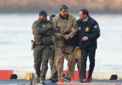 Nicolás Maduro é escoltado por agentes americanos após sua captura na Venezuela