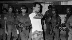 Seseorang yang dituduh simpatisan PKI ditangkap di Pulau Jawa oleh aparat militer, setelah 1 Oktober 1965