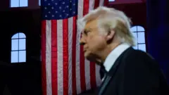 O presidente americano Donald Trump na sombra