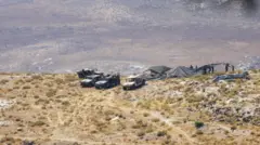 عناصر من معسكر عسكري إسرائيلي، إلى جانب آليات مدرعة، على الطريق الاستراتيجي الواصل بين قريتي جملة وسيسون في الريف الغربي لمحافظة درعا جنوبي سوريا، في 28 يونيو/حزيران 2026.