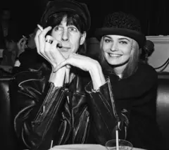 O músico americano Ric Ocasek e a supermodelo tcheca Paulina Porizkova posam para uma foto na festa de estreia do filme "Cry-Baby", de John Waters, em 3 de abril de 1990, na cidade de Nova York
