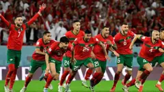 فرحة عناصر المنتخب المغربي بعد تجاوز المنتخب الإسباني في مونديال قطر 2022