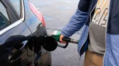 یو کس موټر ته تېل اچوي 