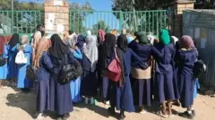 Shamarran Muslimaa Hijaaba uffatanii dareee akka hin seennee dhorman keessaa