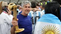 Jorge Messi tras la final del Mundial de Qatar que ganó Argentina, sosteniendo el trofeo al mejor jugador del torneo que le entregaron a Lionel Messi