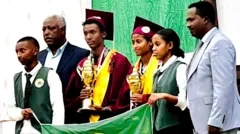 Walitti qabaa boordii WMO Obo Abbaa Duulaa Gammadaa fi Daarektara WMO Obbo Dajanee Itichaa barattoota qaxalee mana barumsaa bultii WMO waliin