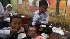 Sejumlah siswa makan bergizi gratis di SDN Kebon Kopi, Kota Bogor, Jawa Barat, Jumat (25/10/2024). 