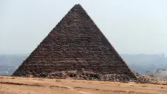 मेनकौरे पिरामिड