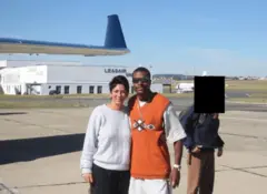 O ator Chris Tucker em foto com Ghislaine Maxwell, associada de Epstein e condenada por crimes sexuais