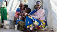 Ifoto yo mu myaka ishize y’abagore n’abana bahunze inyeshyamba mu ntara ya Ituri 