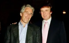Tài phiệt Jeffrey Epstein và ông Donald Trump vào năm 1997 