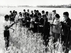 Camponeses chineses recitam trechos do Pequeno Livro Vermelho de Mao antes de começarem o dia
