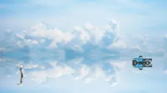 Céu e horizonte refletidos na água