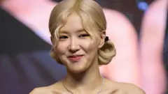 '블랙핑크'의 로제가 브루노 마스와 협업한 곡 'APT'는 전 세계적으로 스트리밍 20억 회를 돌파하며 올해 최고의 히트곡으로 등극했다