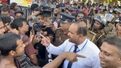 'ආයේ උද්ඝෝෂණ කරන්න දෙන්නෙ නෑ අපි ඉන්නකං. කොළඹ චීෆ් ARO මම.'