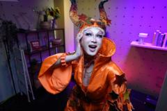 เจาะลึกเบื้องหลังชัยชนะระดับโลกของ "ก็อดแลนด์" แดร็กควีน Gen Z ผู้ปักธงเอเชียในจักรวาลแดร็กเรซ 