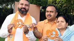 ஹரியாணா சட்டப்பேரவை தேர்தலில் வெற்றி பெற்ற பிறகு, பாஜக ஆதரவாளர்கள் ஜிலேபியுடன் கொண்டாடினர்