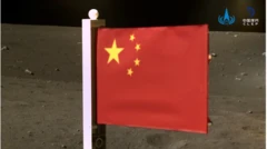 Imagem de uma bandeira da China em solo lunar